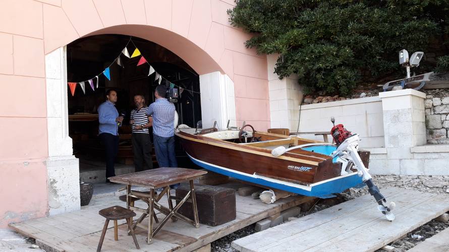 'Ukrali su mi mali drveni gliser kakav je vozio i James Bond'