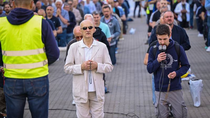Gnjusno! Ratni zločinac klečao s moliteljima na Jelačićevu trgu 21 pxl 030525 132125549