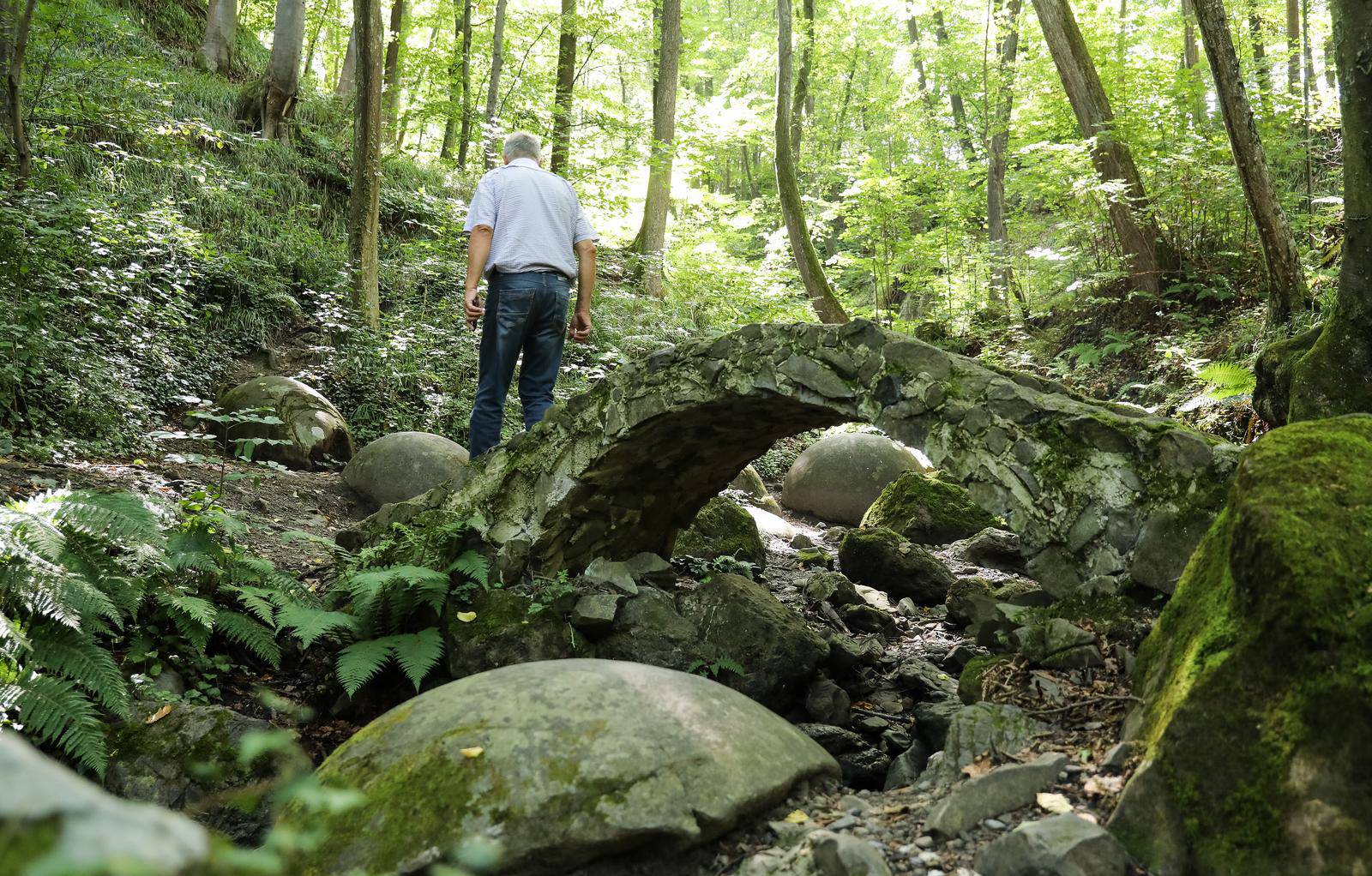 Misterij kamenih kugli u Bosni, nitko ne zna kako su nastale, ljudi dolaze iz njih crpiti energiju