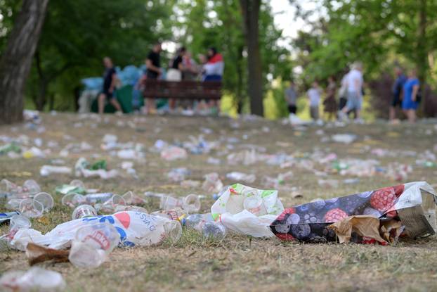 Zagreb: Smeće koje je ostalo u fan zoni na Bundeku