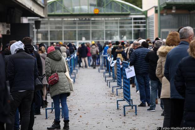 Velike gužve za cijepljenje na Zagrebačkom Velesajmu