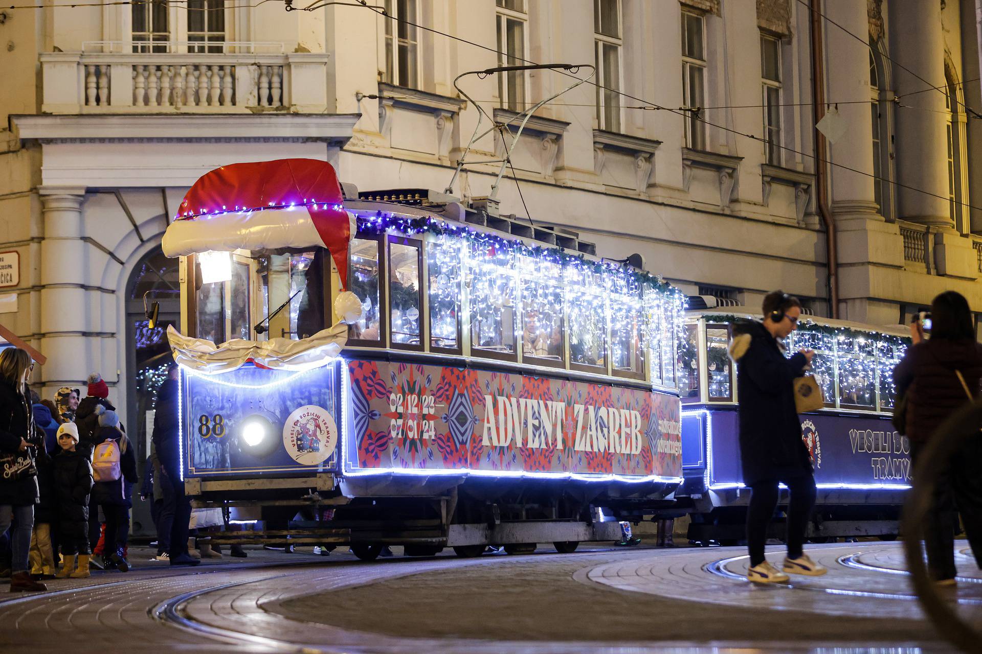 Zagreb: Veseli božićni tramvaj vozi centrom grada