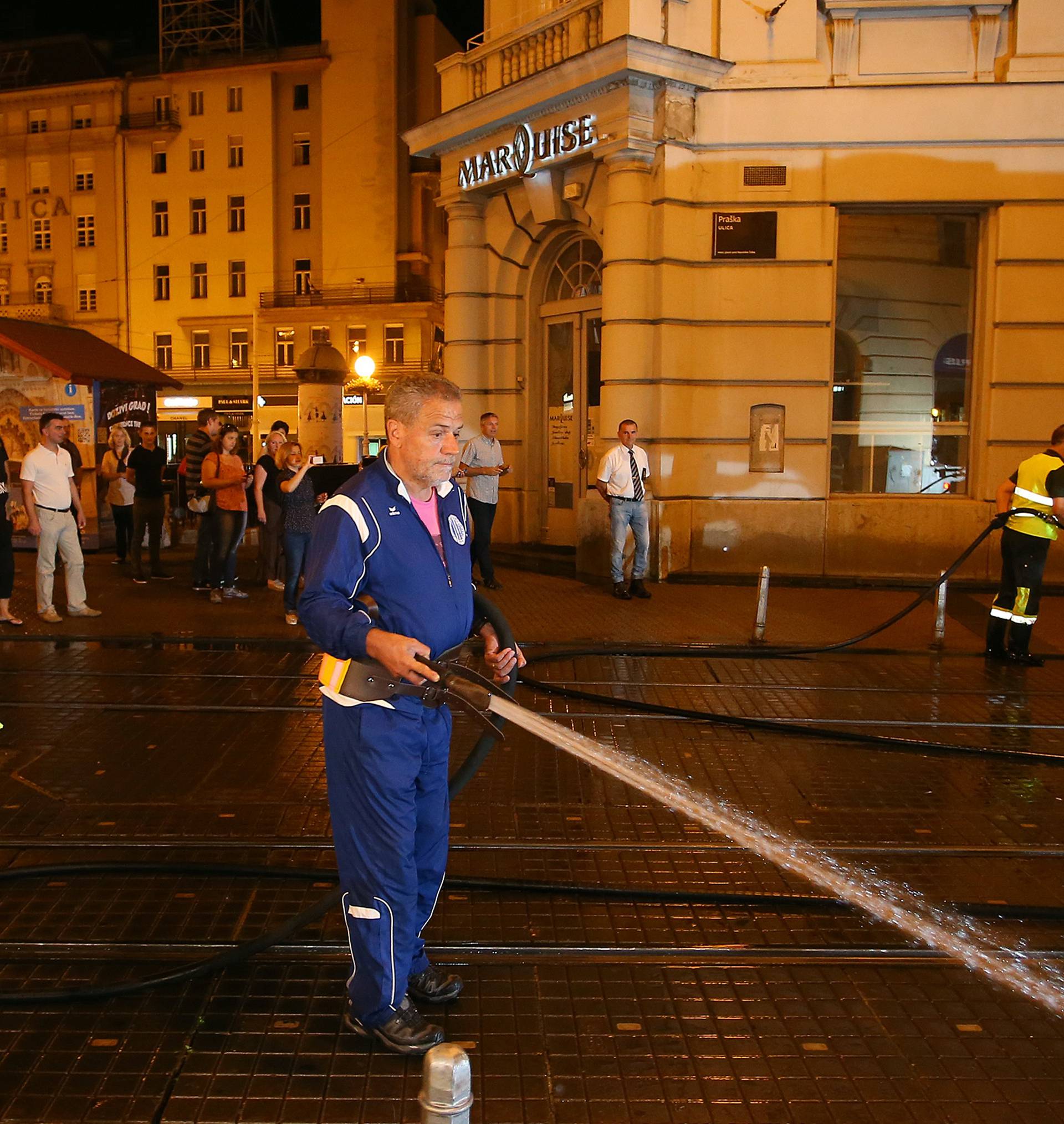 Vatrogasac i vrtlar: Sam uzeo šmrk i vješto barata motikom