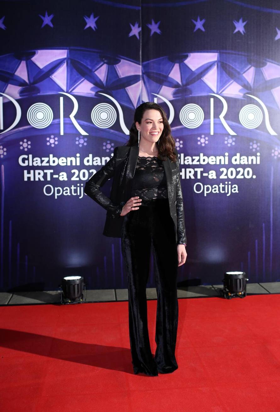 Crveni tepih Dore: Kovačiček došla prva, Indira skandirala...