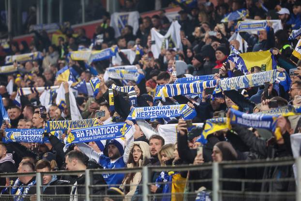 Tuzla: Navijači prate susret Bosne i Hercegovine i Rumunjske 
