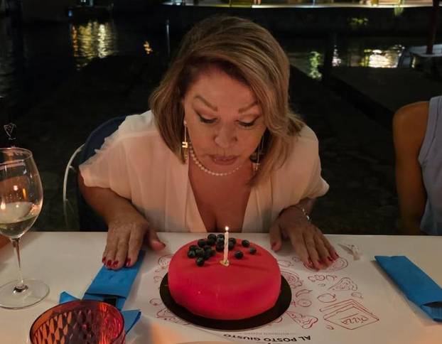 Neda Ukraden proslavila je 75. rođendan: Objavila fotografiju sebe u badiću i pokazala figuru