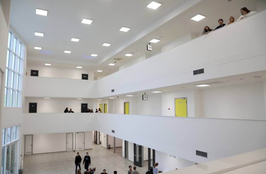 Učenici I. OŠ Petrinja drugo polugodište započeli su u novoizgrađenoj zgradi, tri godine nakon potresa