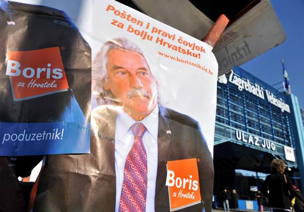 Zagreb: Boris Mikši? postavio štand za potpise na glavni ulaz Velesajma