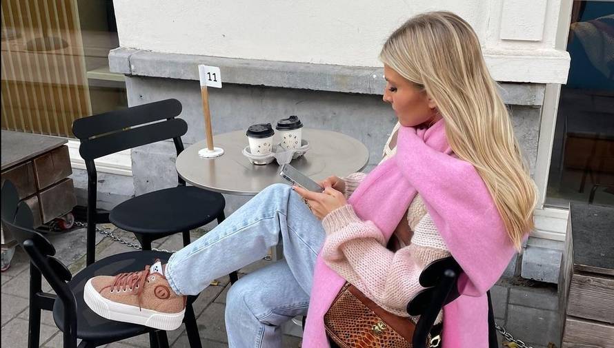 'Bubble gum' boja: Mekani šal u tonu romantične ružičaste