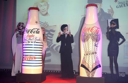 Gaultierove bočice Coca-Cole 'nose' korzet i mornarski look