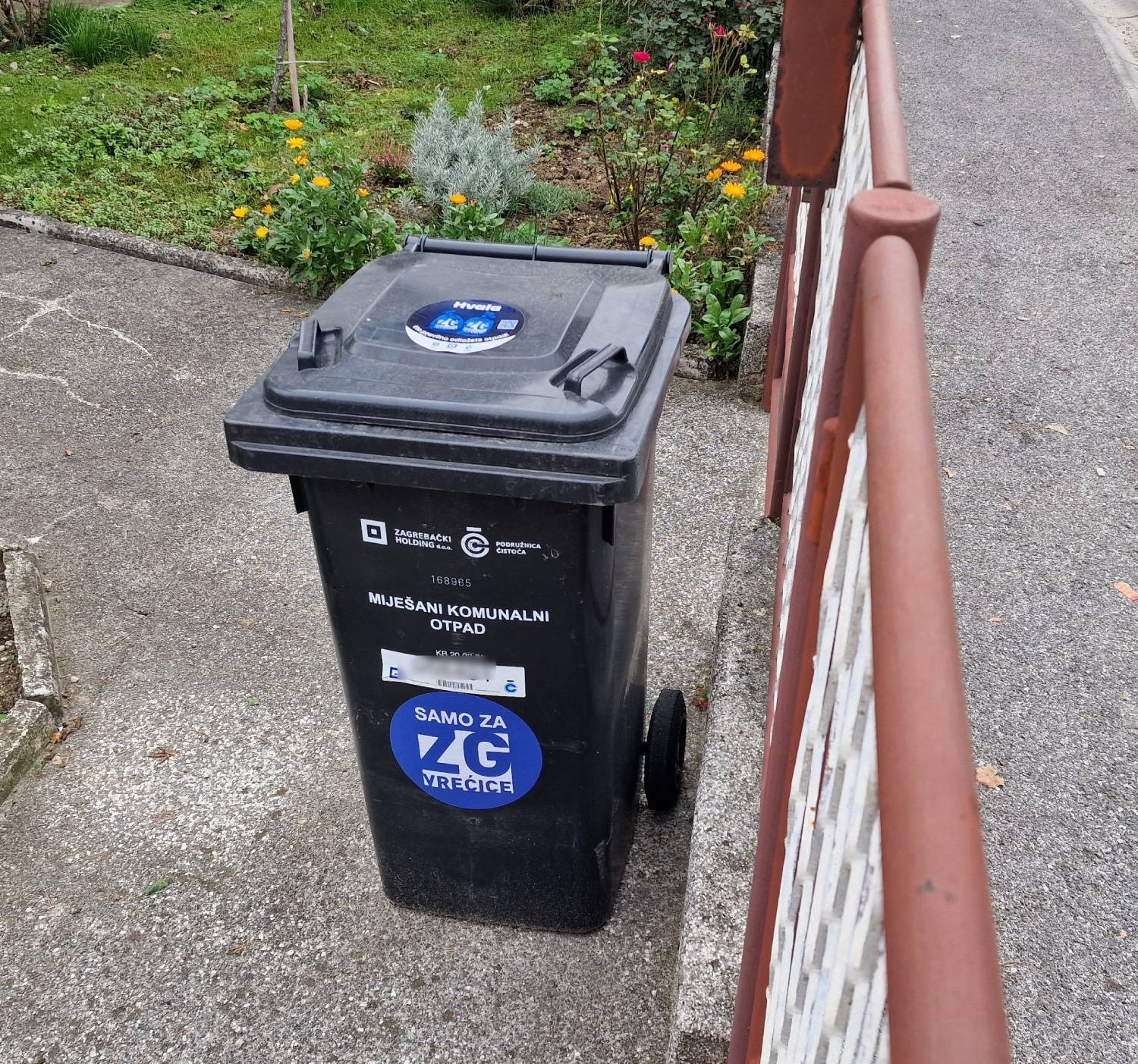 Posebna služba Čistoće hoda s GPS lokatorom. Gledaju u kante i lijepe naljepnice upozorenja