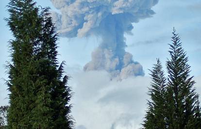 Evakuirali stanovnike, vulkan izbacuje pepeo do 7 km u zrak