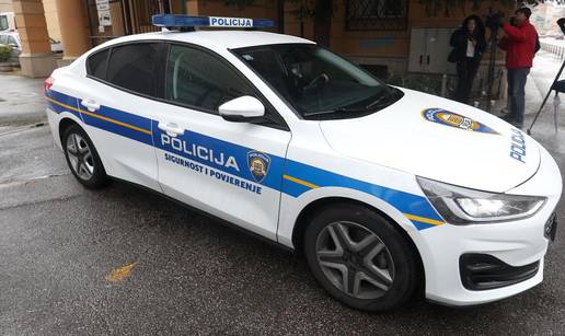 Razbio stakla na autu kraj Pule pa bacao čekić, sjekiru i kamen na prozor. U kući je bila obitelj