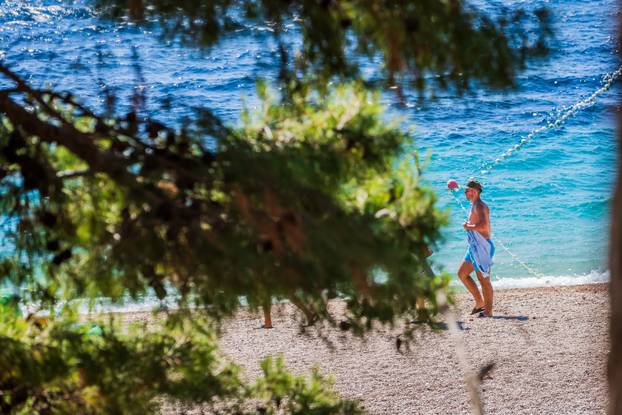 Olujna bura i jutro na plaži Zlatni rat