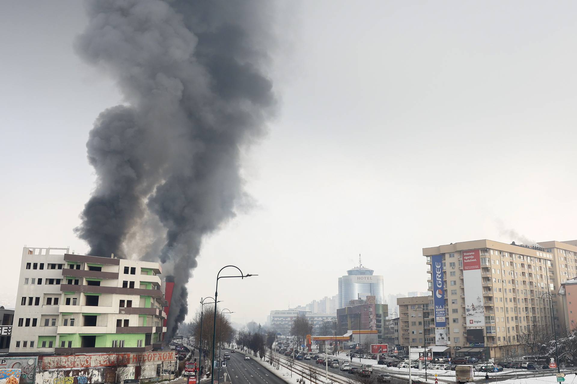 Sarajevo: Vatrogasci se bore s velikim požarom koji je buknuo na tržnici Heco