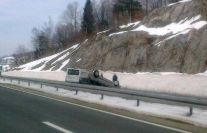 Vozač Opel Astre prevrnuo na krov na autocesti A6