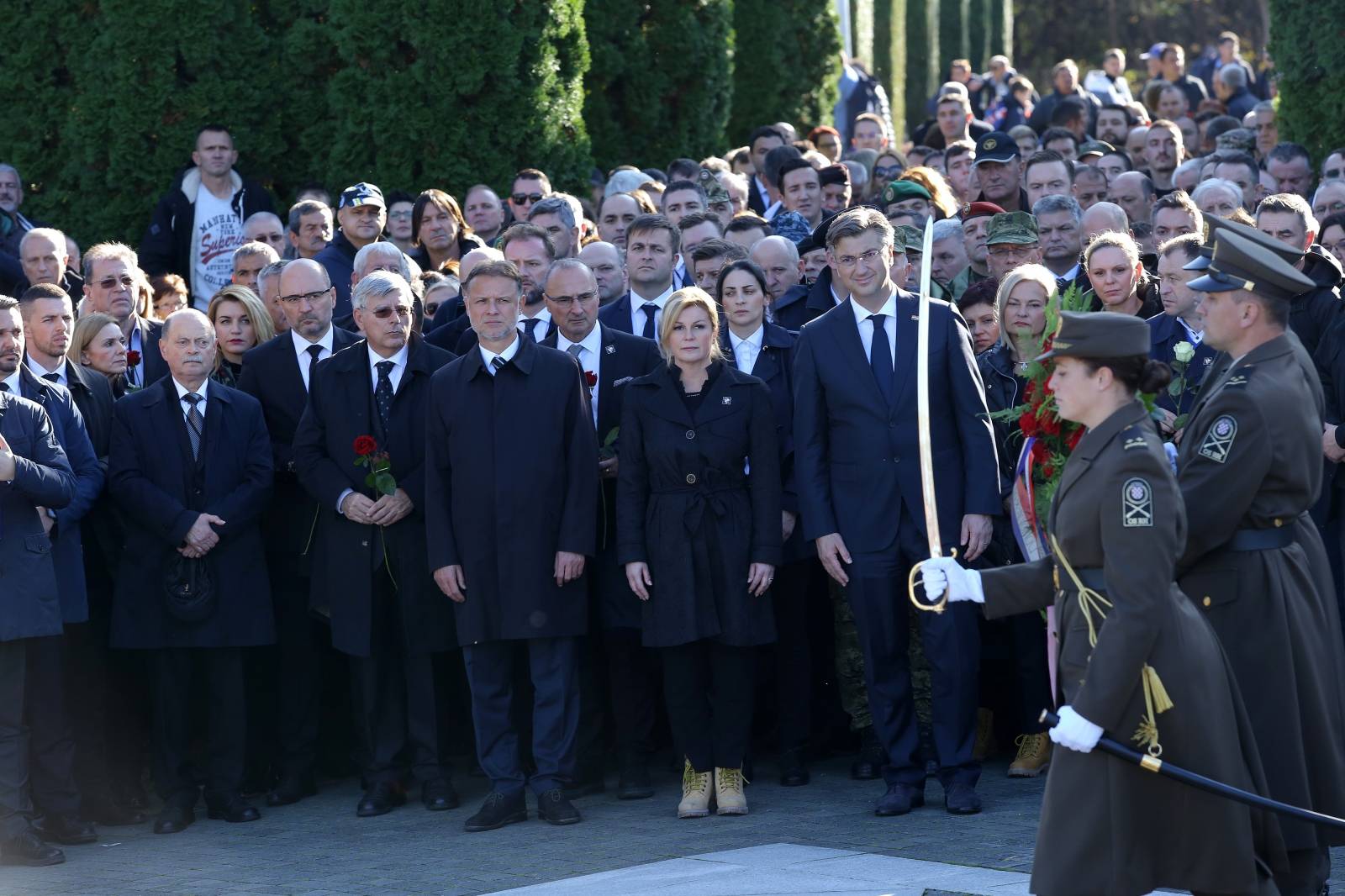 Vukovar: Brojna izaslanstva na Memorijalnom groblju položila vijence za poginule