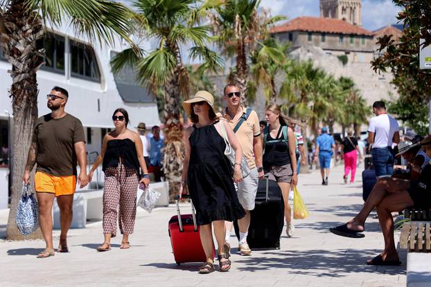 Turisti u trajektnoj luci u Splitu