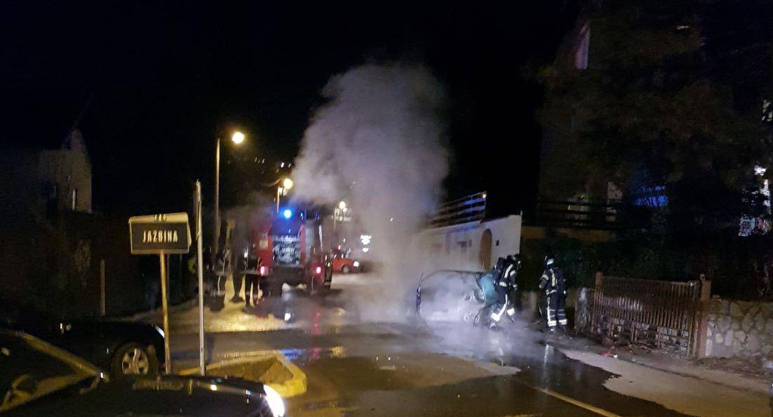 Zapalio se auto u Zagrebu: Šest vatrogasaca gasilo požar
