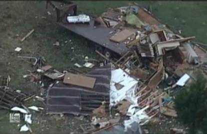 Devetero ljudi poginulo u oluji koja je pogodila središnji SAD
