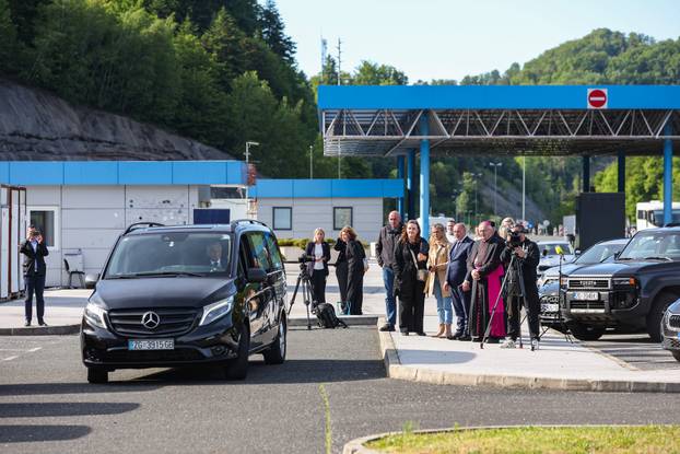 Na Grani?nom prijelazu Macelj održana je primopredaja posmrtnih ostataka hrvatskih žrtava izme?u Republike Slovenije i Republike Hrvatske