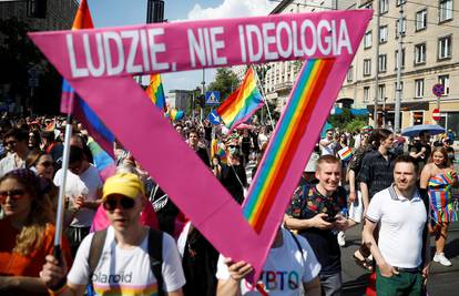 Tisuće ljudi  na prosvjedu zbog kršenja prava LGBTQ građana
