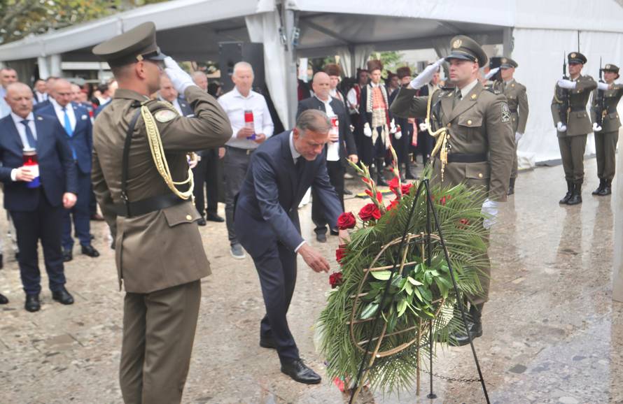 Sinj: Državni vrh položio vijence kod spomenika Franji Tuđmanu