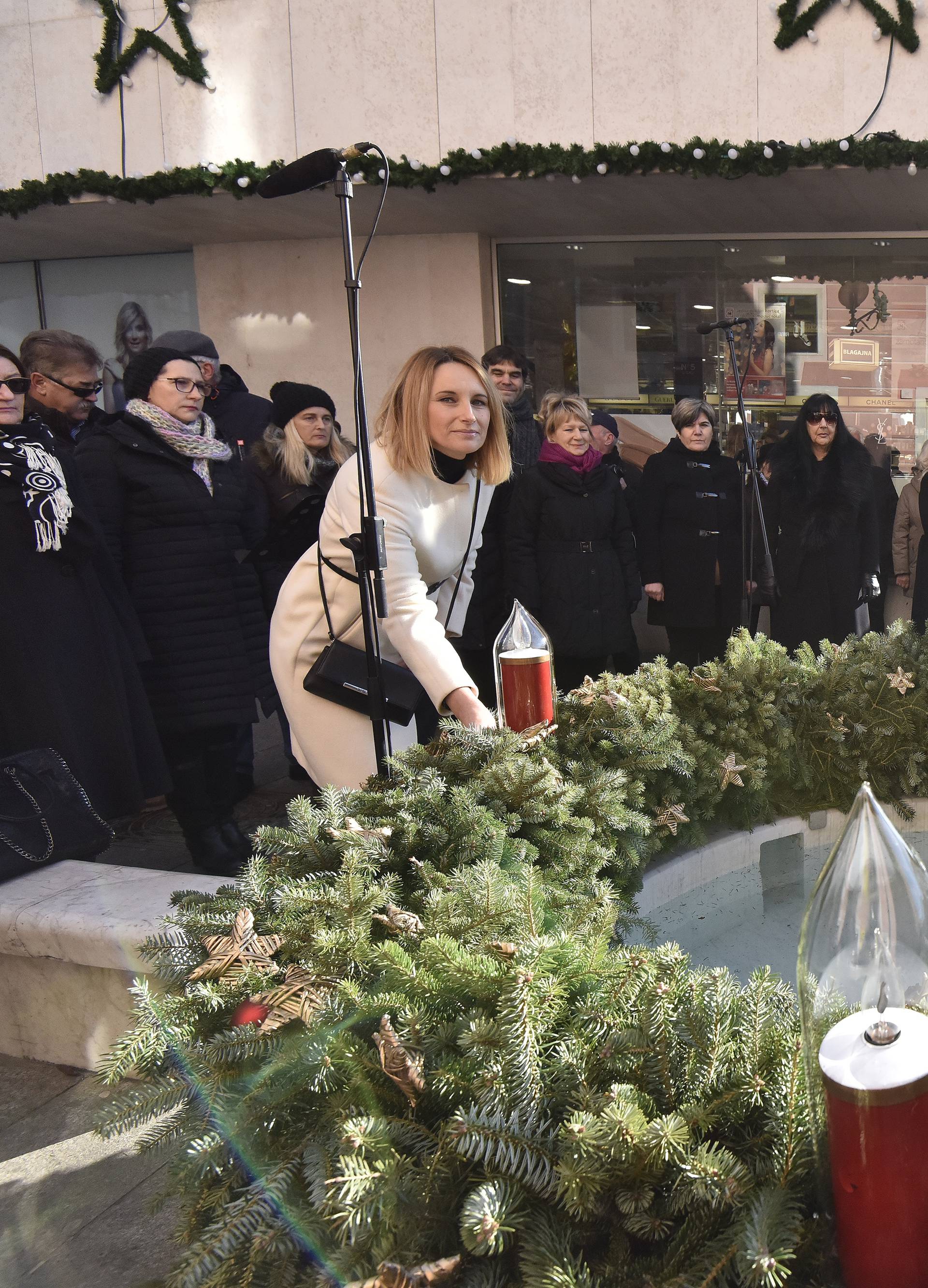 Počelo je najljepše doba godine: Lampice, kuhano vino, fritule...