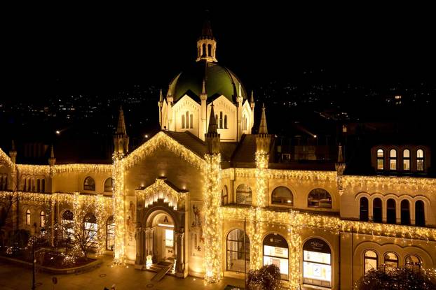 Pogled iz zraka na  novogodišnje ukrase u centru Sarajeva