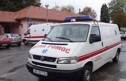 Trogir: Mladić razbijenom bocom uboden u trbuh