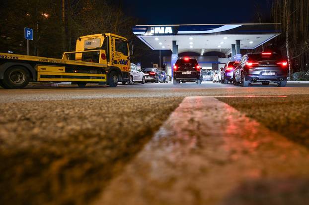 Zagreb: Gužve na benzinskim postajama zbog sutrašnjeg poskupljenja goriva