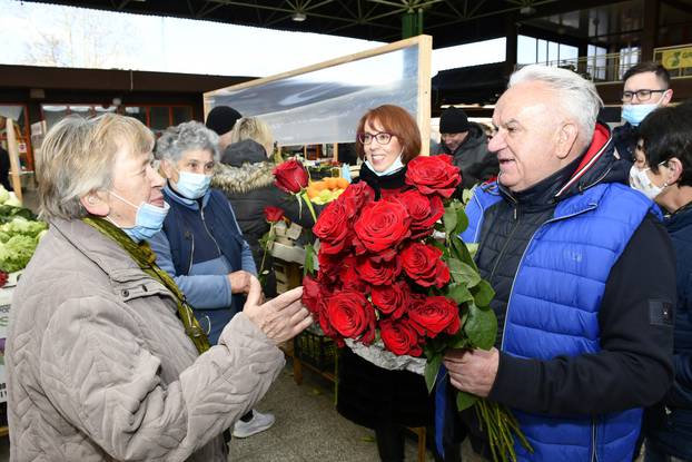 Petrinjski gradonačelnik Dumbović u Sisku ženama dijelio ruže