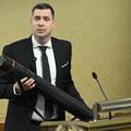 Herman u Gradsku skupštinu donio prometni stupić. Klisović mislio da  je to raketni bacač!