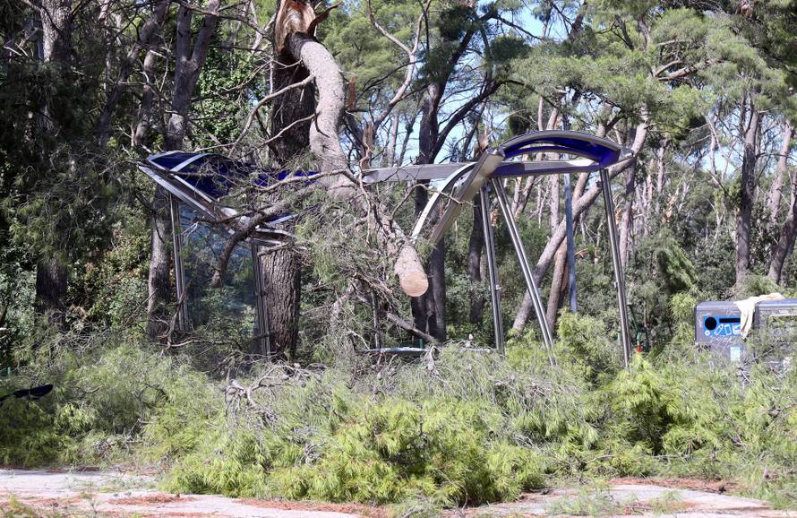 Posljedice velikog nevremena u Splitu, Marjan oštećen i zatvoren za građane