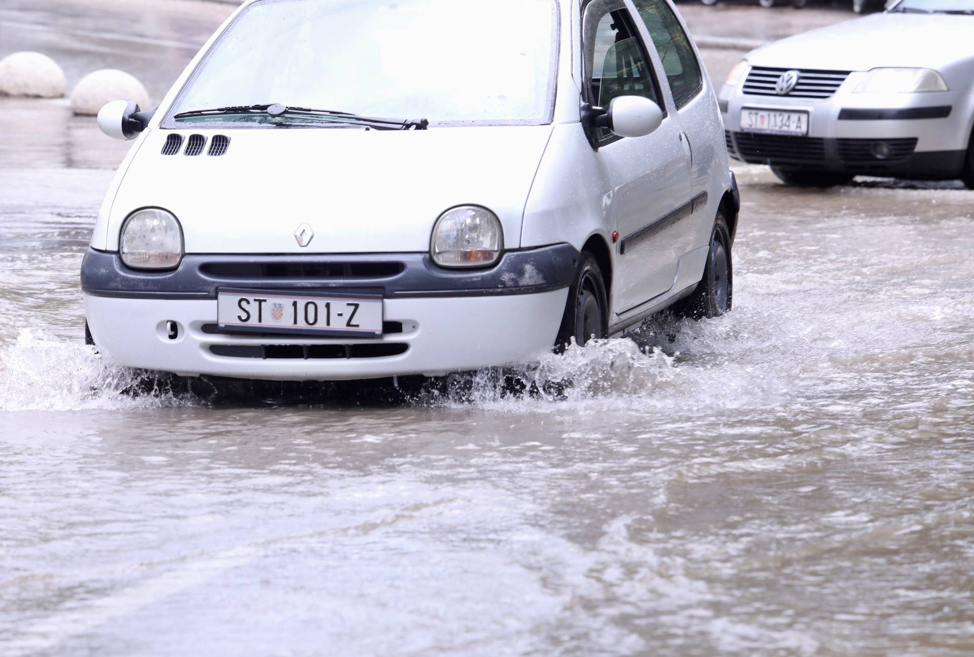 Zbog obilne kiše u Splitu ulice su poplavljene