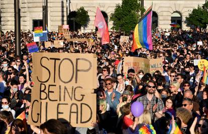 Tisuće prosvjeduju u Mađarskoj protiv zabrane LGBT tema u školama: 'Užasno i nehumano'