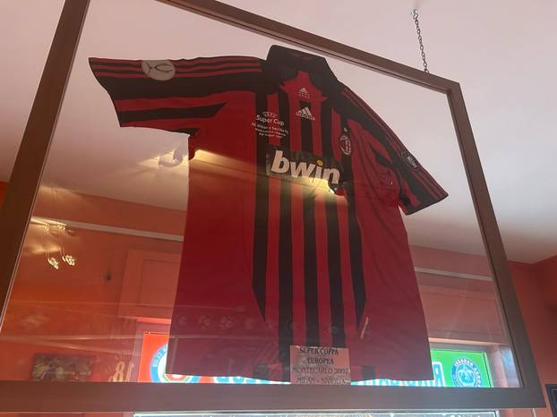 FOTO Bili smo u luksuznoj kući Gattusovih: Dresovi, trofeji i neobičan poklon usred sobe