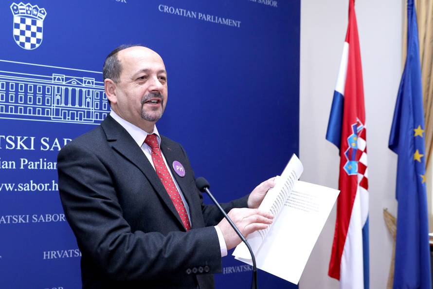 Zagreb: Ivan LovrinoviÄ tvrdi da u proraÄunu ima novca za plaÄe