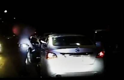 Šokantan video: Vozač pucao na policajku, ranio je u nogu