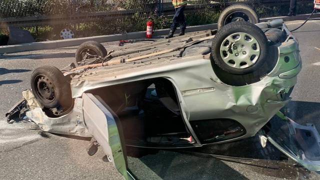 Split: Auto se prevrnuo na krov, jedan čovjek ozlijeđen