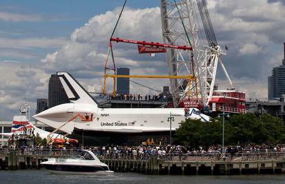 Enterprise "sletio" na muzej nakon plovidbe oko N. Yorka