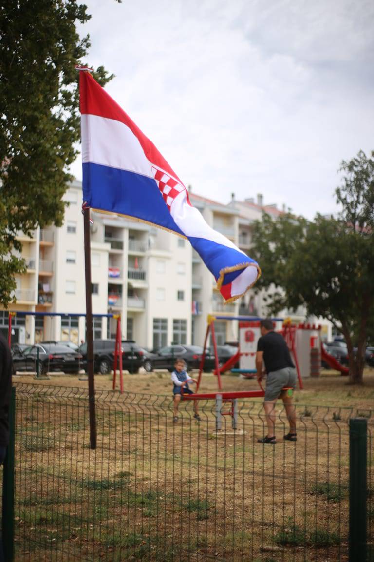 Iz Miljevaca pješačio u Knin, na leđima nosi veliki drveni križ