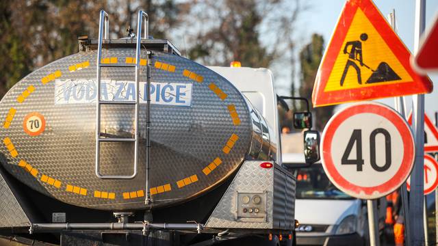 Zagreb: Radnici saniraju puknuće cijevi na Bijeničkoj cesti