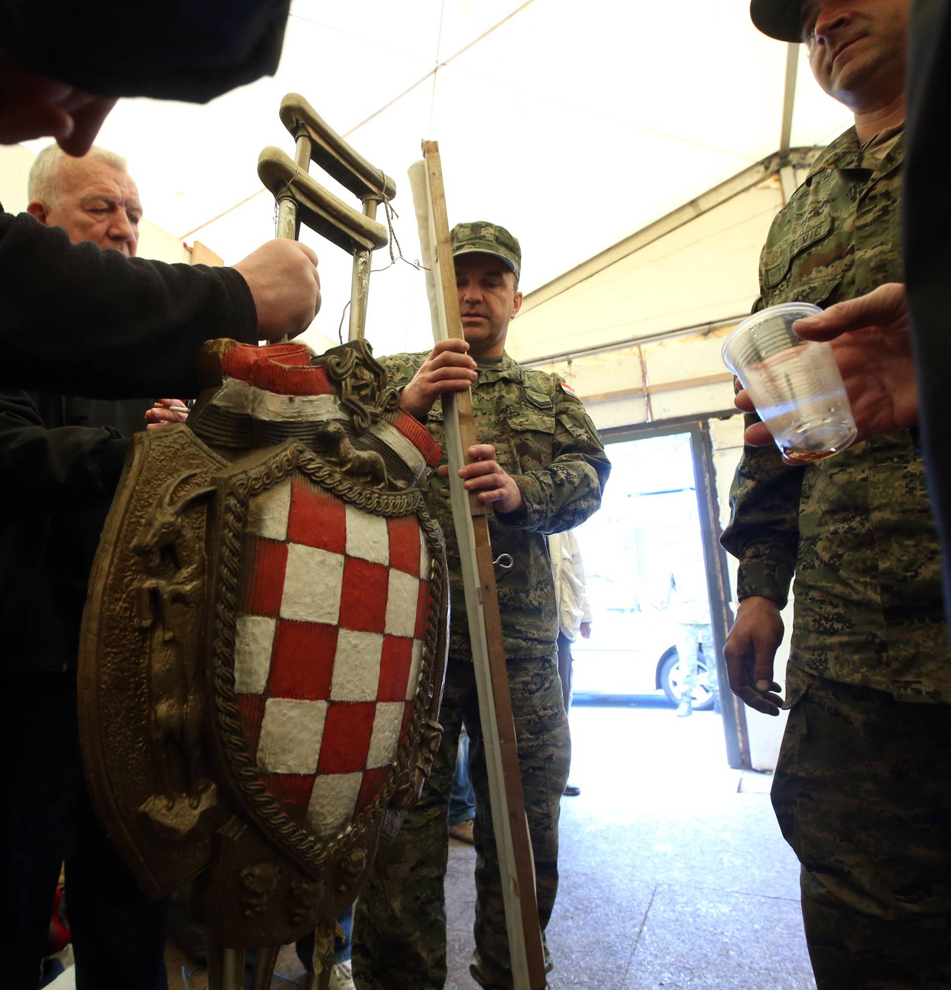 Pomaže im i vojska: Počelo je demontiranje šatora u Savskoj