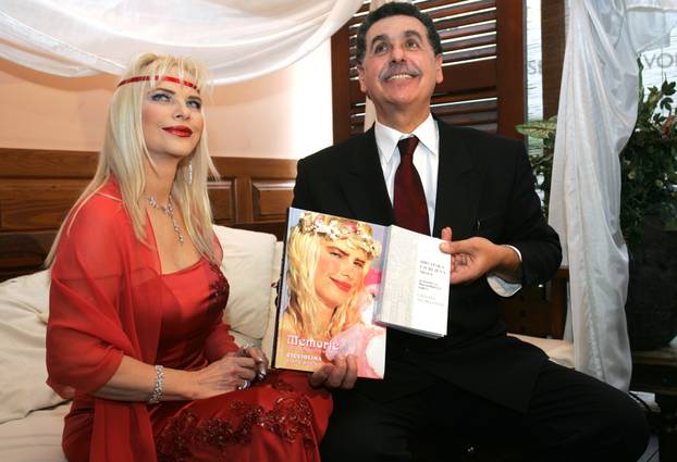 ARHIVA: Zvijezda pornografskih filmova, Ilona Staller Cicciolina, u Zagrebu predstavila svoju knjigu, 15.12.2005.