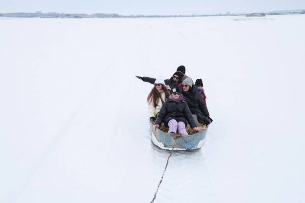 Karadžićevo: Vožnja čamcem po snježnim poljima