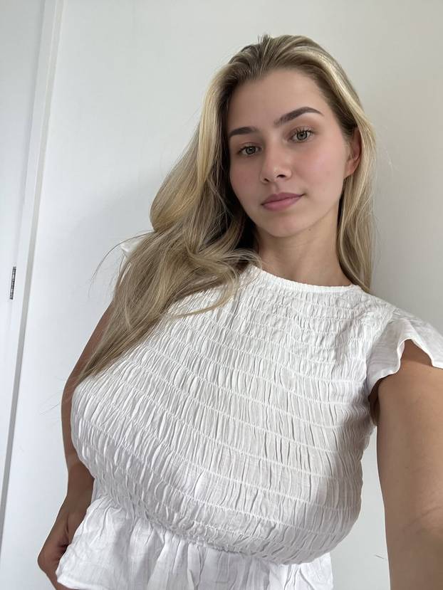 FOTO Kensley tvrdi da ima tri dojke: 'Da te vidim na prozoru, zaboravio bih hodati...'