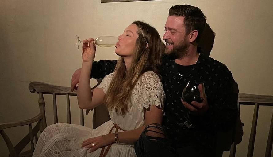 Poznati suprug nekoliko puta je doveo u neugodnu situaciju, ispričavao joj se i radi kolegice