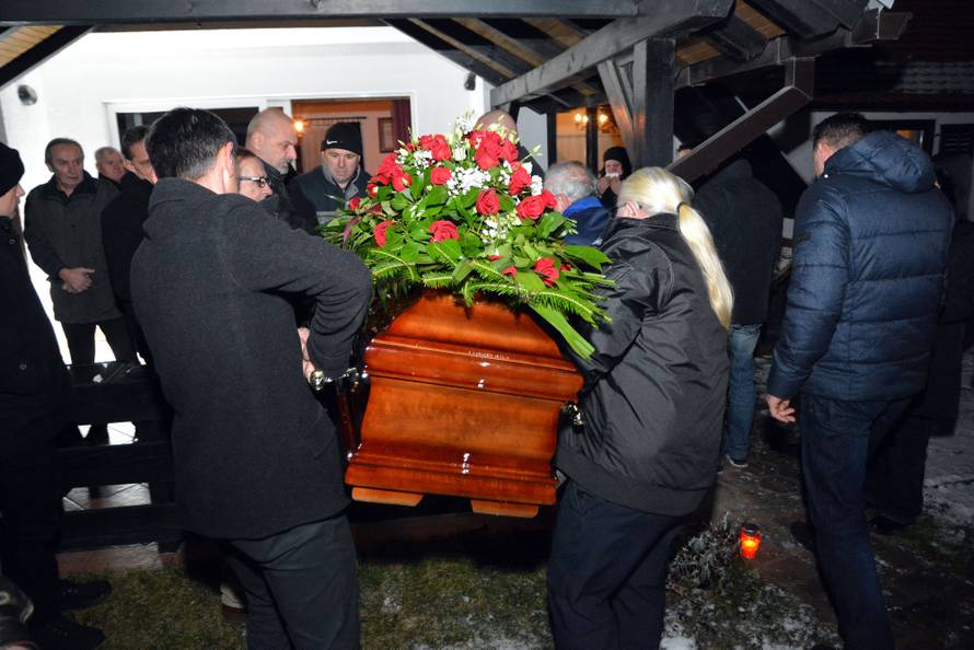 Donja Mahala: Rodbina, prijatelji i brojni mjeÅ¡tani doÄekali lijes Ive GregureviÄa