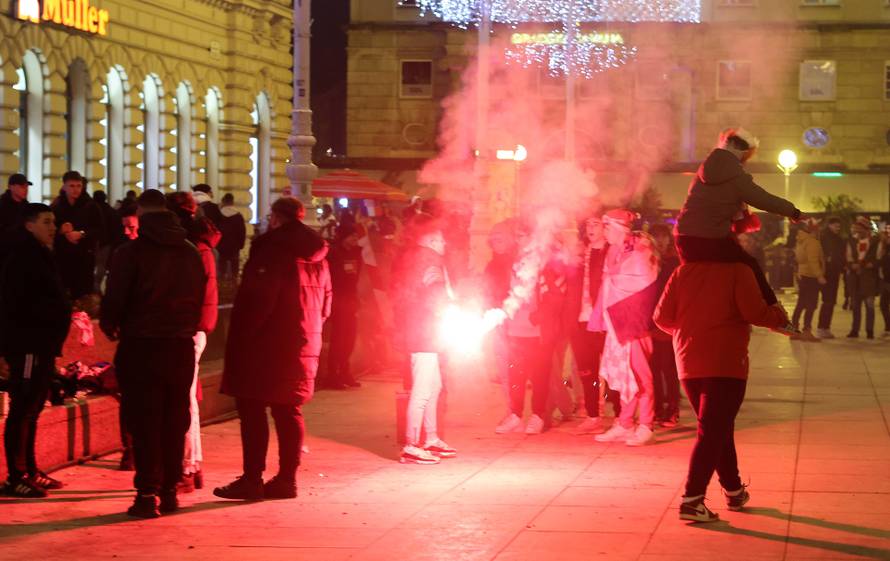 Zagreb: Navijači gledaju utakmicu između Hrvatske i Argentine na Trgu bana Josipa Jelačića